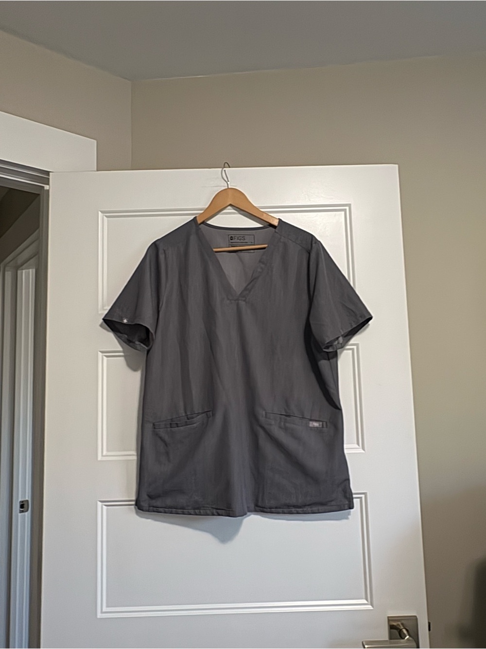 Figs Women’s Casma Three Pocket Scrub Top Grey Sixe Medium